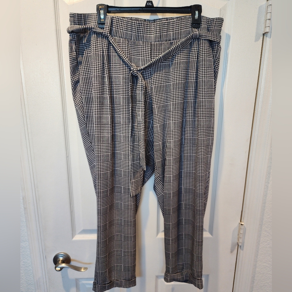 Womens Torrid pull on cropped pants with cuff